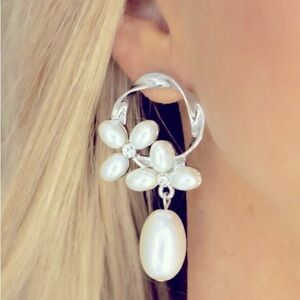 Pearls Earrings. NWT